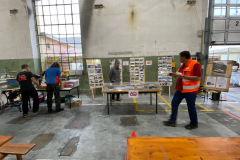 Les dernières préparations du stand avant l'ouverture du samedi.