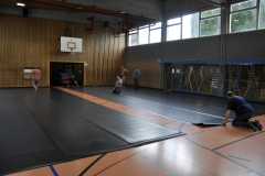 Mise en place des tapis couvrant la salle de gym.