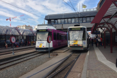 Sur la place de la gare SNCB à Oostende