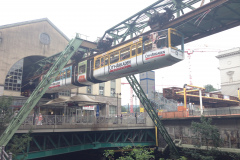 Un train quitte l'arrêt de Wuppertal Hbf