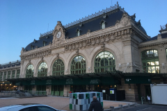 Souper à la Brasserie de l'Est  dans l'ancien bâtiment de la gare de Lyon-Brotteaux. Les trains ne s'y arrêtent plus bien qu'ils y passent toujours.