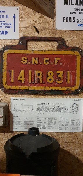 Une plaque d'une 141 R de la SNCF.