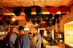 Belle collection de casquettes.