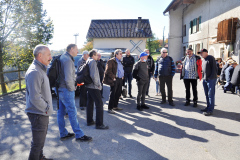 Le groupe accueillit par le Maître des lieux, tout à droite avec la casquette.