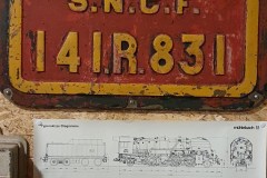 Une plaque d'une 141 R de la SNCF.