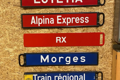 Des plaques de destinations et d'indications pour horloges de gare.
