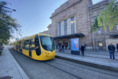 En attente de notre tram devant la gare de Mulhouse.